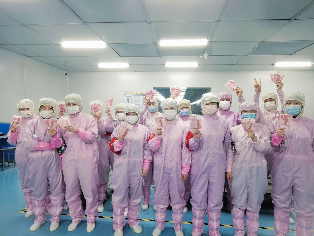 今年会微电经营班子为员工发放“开年红包”