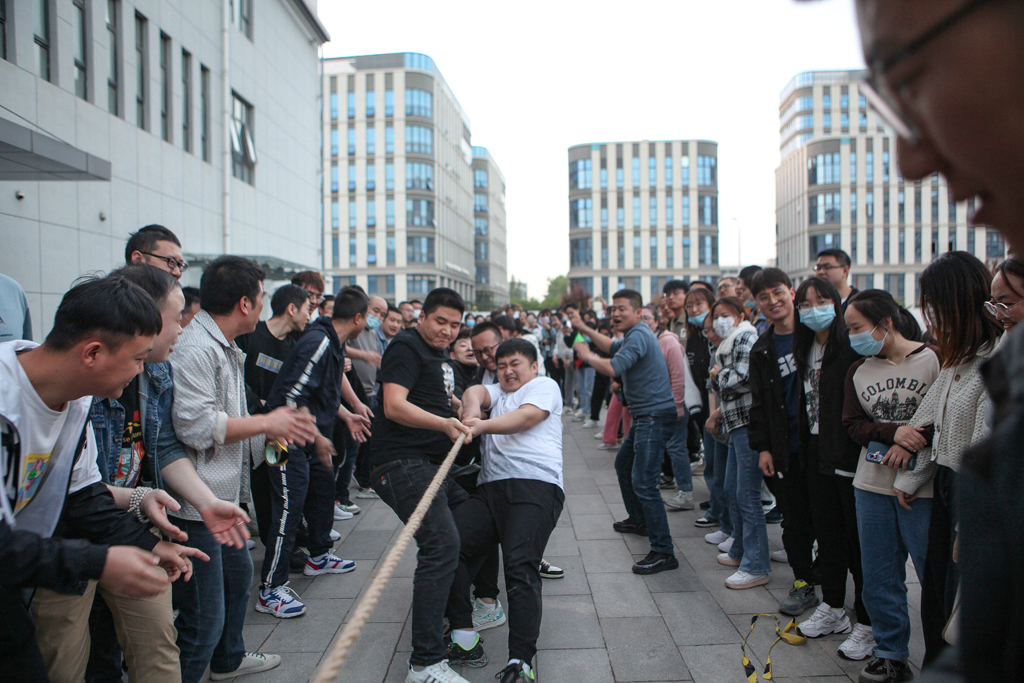 今年会微电举办迎“五一”员工拔河比赛